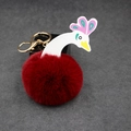 Détail du porte-clés paon avec boule de fourrure rouge foncé et fermoirs dorés - 8cm Fausse Fourrure de Lapin / Bordeaux