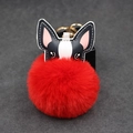 Detail eines süßen Französische Bulldogge Bommel-Schlüsselanhängers mit rotem Kunstpelz - 8cm / Rot