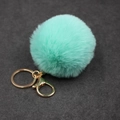 Détail d'un porte-clés pompon en fausse fourrure vert menthe avec fermoir mousqueton doré - Boule de Poils 8cm + Fermoir Doré / Vert menthe