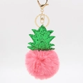 Dettaglio del portachiavi a forma di ananas in peluche rosa con foglie glitterate e gancio oro - Rosa Intenso