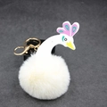 Gros plan du porte-clés paon en peluche blanche avec fermoir doré et détails de cou colorés - 8cm Fausse Fourrure de Lapin / Blanc Cassé