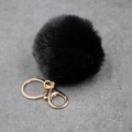 Détail d'un pompon noir en fausse fourrure de 8 cm avec un fermoir mousqueton doré - Boule de Poils 8cm + Fermoir Doré / Noir