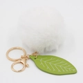 Détail du pompon en fausse fourrure blanche avec breloque feuille sur porte-clé doré - Blanc