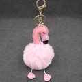 Détail d'un porte-clés flamant rose en fausse fourrure avec fermoir doré et petits coeurs - 8cm / Rose Clair