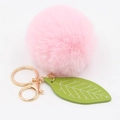 Détail d'un porte-clés en fausse fourrure rose avec breloque feuille et métal doré - Rose Clair