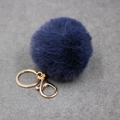 Gros plan détaillé du pompon en fausse fourrure bleu marine avec fermoir doré en métal - Boule de Poils 8cm + Fermoir Doré / Bleu Marine