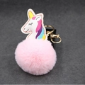 Dettaglio di un portachiavi unicorno di peluche colorato con hardware in metallo dorato e pelliccia - 8cm / Rosa Chiaro