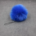Königsblauer Kunstpelz Pompon Anhänger mit silbernem Clip und Kordel für Taschen - 8cm Kunstpelz + Gurt / Dunkelblau