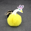 Détail du porte-clés paon en peluche jaune avec anneau doré et fermoir mousqueton - 8cm Fausse Fourrure de Lapin / Jaune