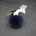 Détail du porte-clés pompon en fausse fourrure de paon avec tête d'oiseau et anneau doré - 8cm Fausse Fourrure de Lapin / Bleu Marine