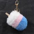 Detalle de llavero de helado de pelo sintético tricolor con pompones azul rosa blanco y oro - 9cm x 12cm / Blanco Rosa Azul