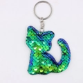 Dettaglio di un simpatico portachiavi a forma di gatto con paillettes blu e verdi brillanti - Gatto-Verde Colorato