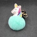Dettaglio portachiavi a pompon verde menta con ciondolo a unicorno e gancio dorato - 8cm / Verde Menta