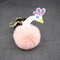 Porte-clés paon en peluche rose avec anneau métallique doré sur fond texturé sombre - 8cm Fausse Fourrure de Lapin / Rose