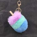 Détail d'un porte-clés peluche crème glacée avec fourrure pastel et bâton en bois - 9cm x 12cm / Marbre Violet Vert Bleu