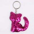 Dettaglio del portachiavi a forma di gatto con paillettes rosa e anello in metallo argento - Gatto-Rosso Rosa