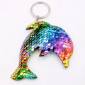 Dettaglio di un portachiavi a delfino in paillettes colorate con sfumatura arcobaleno - Delfino - Multicolore