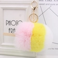 Détail d'un porte-clés glace en peluche tricolore avec fermoir doré et bâtonnet en bois - 9cm x 12cm / Nouveau Jaune