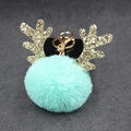 Dettaglio portachiavi con pompon verde menta e corna di renna dorate glitterate su carta nera - Pompon da 8 cm / Verde Menta