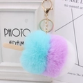 Détail d'un porte-clés crème glacée avec pompon tricolore et fermoir mousqueton doré - 9cm x 12cm / Nouveau Violet Taro