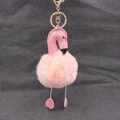 Porte-clés flamant rose en fausse fourrure avec fermoir doré et charm pieds en cœur - 8cm / Rose