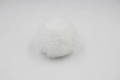 Gedetailleerde close-up van een zachte witte faux fur pompon voor tassen en meer - 8cm Imitatie Rex Konijn Bal / Wit