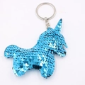 Detail van een eenhoorn-sleutelhanger met blauwe lovertjes en metalen ringbevestiging - Eenhoorn-Blauw