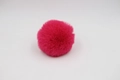 Gedetailleerde weergave van een pluizige rozerode synthetische pompon voor tassen - 8cm Imitatie Rex Konijn Bal / Rozerood