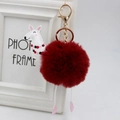 Dettaglio portachiavi a pompon rosso con alpaca dei cartoni e chiusura a moschettone oro - 8cm Pelliccia di Coniglio Sintetica / Borgogna