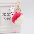 Dettaglio del portachiavi alpaca in peluche rosa e beige appeso a una cornice bianca - 8cm Pelliccia di Coniglio Sintetica / Rice + Rose