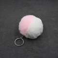 Tweekleurige sleutelhanger van imitatiebont in roze en wit met zilveren metalen ring - Roze + Wit