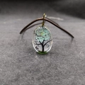 Colgante ovalado de resina con flores secas azules y árbol en cordón de cuero - Estilo árbol azul menta