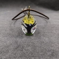 Detalle de colgante ovalado de resina con flores secas de Árbol de la Vida y cordón marrón - Estilo árbol - Amarillo