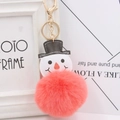 Détail d'un porte-clés bonhomme de neige avec pompon en fourrure rose et anneau doré - Rouge Orangé