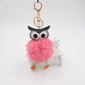 Gros plan d'un porte-clés chouette rose en peluche avec fermoir doré sur un banc miniature - 8cm / Rose Foncé