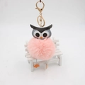 Vue détaillée du porte-clés hibou rose avec tête en cuir gris et fermoir mousqueton doré - 8cm / Rose