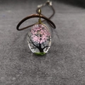 Collar ovalado de resina con árbol de flores secas rosas y cordón marrón entrelazado - Estilo árbol - Rosa