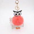 Détail du porte-clés hibou en fausse fourrure rose avec anneau doré et finitions en cuir - 8cm / Rouge Orangé