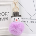 Détail d'un porte-clés bonhomme de neige avec pompon violet clair et fermoir doré - Violet Taro