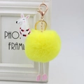 Dettaglio macro del portachiavi alpaca in peluche con pompon giallo e chiusura dorata - 8cm Pelliccia di Coniglio Sintetica / Giallo