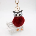 Détail du porte-clés hibou avec pompon en peluche bordeaux et fermoir métallique doré - 8cm / Bordeaux