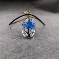 Colgante ovalado de resina con flores secas azules en diseño de árbol de la vida - Estilo árbol azul real