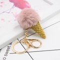 Détail du porte-clés cornet de glace en fourrure rose avec fermoir mousqueton doré - Crème Glacée + Fermoir Doré / Vieux rose
