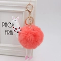 Dettaglio del portachiavi in peluche di alpaca rosa con moschettone oro rosa e ricami - 8cm Pelliccia di Coniglio Sintetica / Arancione