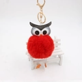 Détail du porte-clés pompon hibou rouge avec fermoir doré et texture en fausse fourrure - 8cm / Rouge