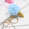 Détail d'un porte-clés cornet de glace en fausse fourrure bleue avec fermoir doré - Crème Glacée + Fermoir Doré / Bleu ciel