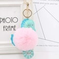 Detail van zeepaardje sleutelhanger met roze pluche pompon en mintgroen leer accent - Gouden Sleutelketting Stijl / Lichtroze