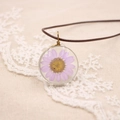 Pendentif en résine transparente avec marguerite violette et cordon marron - Série de Fleurs Pressées Réelles / Violet Taro