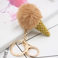 Détail d'un porte-clés crème glacée avec boule en fausse fourrure brune et clip doré - Crème Glacée + Fermoir Doré / Khaki