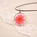 Collier avec pendentif marguerite rose séchée en résine et anneau en métal bronze rétro - Série de Fleurs Pressées Réelles / Rouge